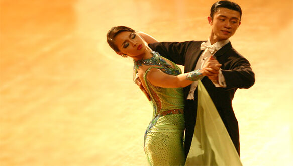 交谊舞是起源于西方的国际性的社交舞蹈,又称舞厅舞(ballroom dancing