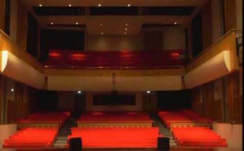 北京顺义国际学校简称叫ISB，是非营利性的国际学校。学校历史长达27年以上。教师平均教龄有15年以上。