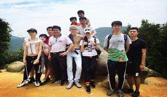 深圳市博纳学校坐落于深圳南山，拥有自己独立的校区，按美国学制开设6-12年级国际课程，引进美国最新的国家基础教育标准——“公共核心课程”、美国大学理事会AP课程和SAT 2统考内容标准，优选美国教材，结合精英办学团队的“精英教育”理念，实行全面英语教学，目标是将每一名在校生送进世界一流大学。