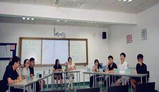 深圳市博纳学校坐落于深圳南山，拥有自己独立的校区，按美国学制开设6-12年级国际课程，引进美国最新的国家基础教育标准——“公共核心课程”、美国大学理事会AP课程和SAT 2统考内容标准，优选美国教材，结合精英办学团队的“精英教育”理念，实行全面英语教学，目标是将每一名在校生送进世界一流大学。