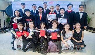 深圳市博纳学校坐落于深圳南山，拥有自己独立的校区，按美国学制开设6-12年级国际课程，引进美国最新的国家基础教育标准——“公共核心课程”、美国大学理事会AP课程和SAT 2统考内容标准，优选美国教材，结合精英办学团队的“精英教育”理念，实行全面英语教学，目标是将每一名在校生送进世界一流大学。