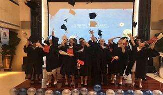 深圳市博纳学校坐落于深圳南山，拥有自己独立的校区，按美国学制开设6-12年级国际课程，引进美国最新的国家基础教育标准——“公共核心课程”、美国大学理事会AP课程和SAT 2统考内容标准，优选美国教材，结合精英办学团队的“精英教育”理念，实行全面英语教学，目标是将每一名在校生送进世界一流大学。