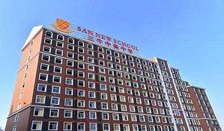 除美国中学课程外，三牛中美中学还提供美国大学所需的所有标准化考试课程，包括TOEFL、SAT、SATII等，并有经验丰富的美方升学顾问指导大学申请。