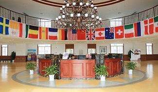 除美国中学课程外，三牛中美中学还提供美国大学所需的所有标准化考试课程，包括TOEFL、SAT、SATII等，并有经验丰富的美方升学顾问指导大学申请。