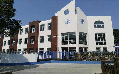 美国本科留学选校需要考虑哪些因素?面对四千余所美国高校，同学们应该如何选择学校，怎样提高申请成功几率，这两个问题对每一个学生来说都是非常重要。因此一定不要忽视。美国本科留学选校至少要要考虑四个因素：地理位置、录取条件、学校教学质量及设施、学校人文环境。