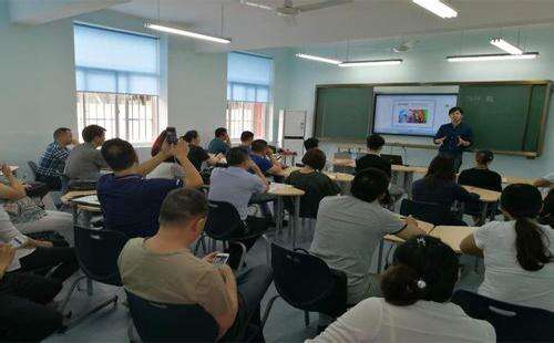 美国本科留学选校需要考虑哪些因素?面对四千余所美国高校，同学们应该如何选择学校，怎样提高申请成功几率，这两个问题对每一个学生来说都是非常重要。因此一定不要忽视。美国本科留学选校至少要要考虑四个因素：地理位置、录取条件、学校教学质量及设施、学校人文环境。