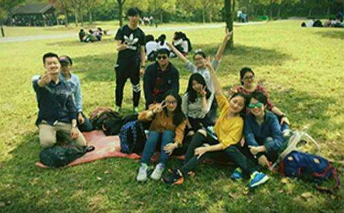 美国本科留学选校需要考虑哪些因素?面对四千余所美国高校，同学们应该如何选择学校，怎样提高申请成功几率，这两个问题对每一个学生来说都是非常重要。因此一定不要忽视。美国本科留学选校至少要要考虑四个因素：地理位置、录取条件、学校教学质量及设施、学校人文环境。