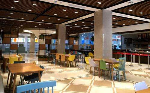 感恩节(Thanksgiving Day)是美国人民独创的一个西方传统市日,也是美国人合家欢聚的节日。上师大附二外国际部师生在这一天,体验西方的传统习俗:吃拷火鸡、送食物、制作水果籃和南瓜装饰餐桌。