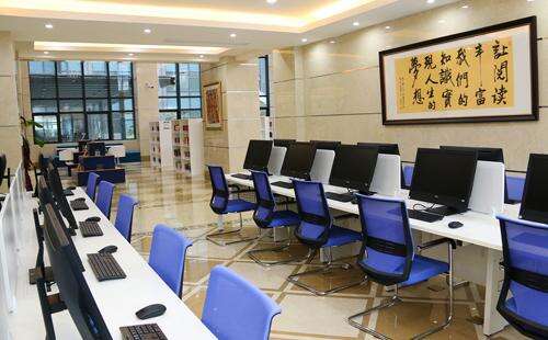 感恩节(Thanksgiving Day)是美国人民独创的一个西方传统市日,也是美国人合家欢聚的节日。上师大附二外国际部师生在这一天,体验西方的传统习俗:吃拷火鸡、送食物、制作水果籃和南瓜装饰餐桌。