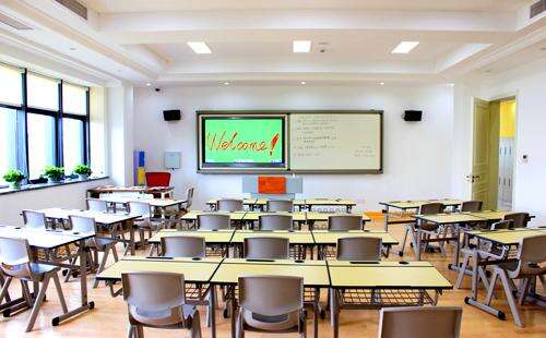 感恩节(Thanksgiving Day)是美国人民独创的一个西方传统市日,也是美国人合家欢聚的节日。上师大附二外国际部师生在这一天,体验西方的传统习俗:吃拷火鸡、送食物、制作水果籃和南瓜装饰餐桌。