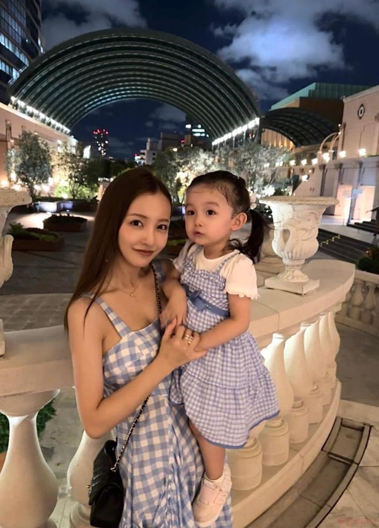 母女 板野友美晒与女儿搞怪合照，母女俩颜值逆天了！ - 无锡欧风小语种培训- 爱思学