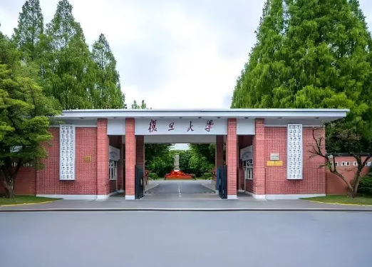 2000年,复旦大学与上海医科大学合并,形成学科覆盖更广、综合实力更强的办学格局。目前,学校拥有哲学、经济学、法学、教育学、文学、历史学、理学、工学、医学、管理学、艺术学、交叉学科等12个学科门类;2021年,20个学科入选第二轮“双一流”建设学科(较首轮增加3个),是国家首批“世界一流大学”建设高校(A类)、“985工程”“211工程”重点建设高校,学科实力与办学水平稳居国内高校前列。