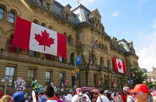 计划申请加拿大留学的同学及家长请注意：2025年加拿大移民局（IRCC）对留学政策进行了多项关键调整，涵盖学签配额、资金证明、毕业工签等核心环节。面向2026年入学的部分新规已在11月正式实施，直接关联申请成功率与后续留加规划，以下为政策要点梳理，供申请参考。