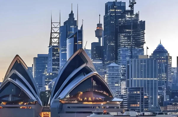 坐落于全球最宜居城市之一&mdash;&mdash;墨尔本的核心地带，皇家墨尔本理工大学（RMIT）堪称艺术创意与实践应用领域的顶尖殿堂。若你想在墨尔本这座宜居都市中，沉浸式深耕艺术、设计与创新领域，RMIT绝对是无可替代的理想之选！